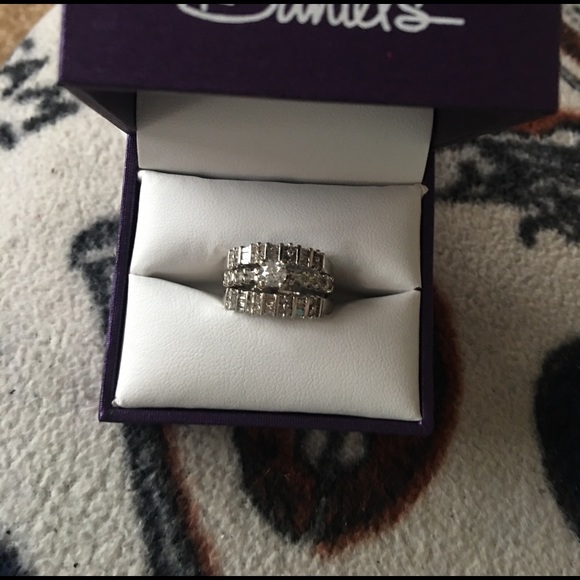 Jewelry - Wedding ring with 2 diamond Bands